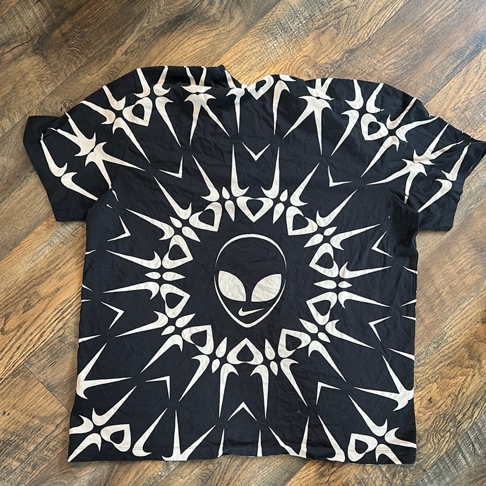 Nike Black and White Short Sleeve Tee with Alien Design Men size XL - Picture 3 of 4